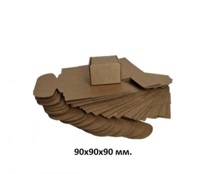самосборная коробка размером 90х90х90 мм.